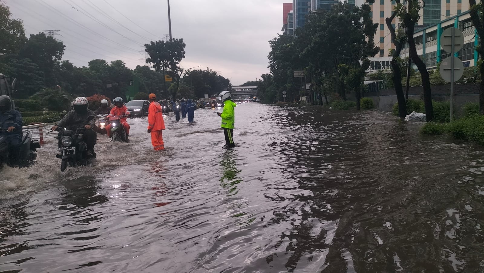 Sapulidi News : Banjir Rendam Sejumlah Ruas Jalan Jakarta, Brimob–Lantas–Polair PMJ Bergerak Cepat, Polri Siagakan 128.247 Personel Secara Nasional